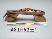 藏品(雕花木雨鞋)的圖片